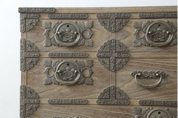 中古　最高級　会津桐使用　伝統工芸品　桐芸士　一條秀逸作　かねはち謹製　意匠の凝らした金具付きの総桐箪笥・上段(総桐たんす、和タンス、衣装箪笥、収納箪笥、テレビ台、テレビボード、ローボード、サイドボード、引き出し、チェスト)(R-082229)