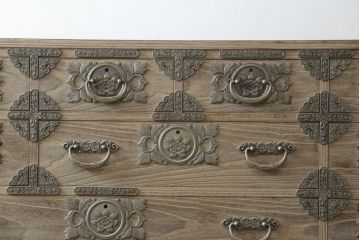 中古　最高級　会津桐使用　伝統工芸品　桐芸士　一條秀逸作　かねはち謹製　意匠の凝らした金具付きの総桐箪笥・上段(総桐たんす、和タンス、衣装箪笥、収納箪笥、テレビ台、テレビボード、ローボード、サイドボード、引き出し、チェスト)(R-082229)