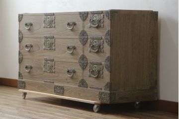 中古　最高級　会津桐使用　伝統工芸品　桐芸士　一條秀逸作　かねはち謹製　意匠の凝らした金具付きの総桐箪笥・下段(総桐たんす、和タンス、衣装箪笥、収納箪笥、サイドボード、引き出し、チェスト)(R-082230)