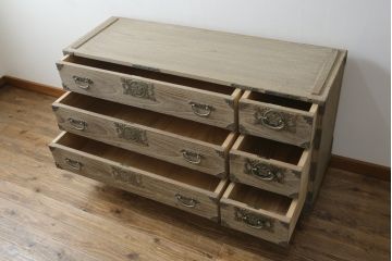 中古　最高級　会津桐使用　伝統工芸品　桐芸士　一條秀逸作　かねはち謹製　意匠の凝らした金具付きの総桐箪笥・下段(総桐たんす、和タンス、衣装箪笥、収納箪笥、サイドボード、引き出し、チェスト)(R-082230)
