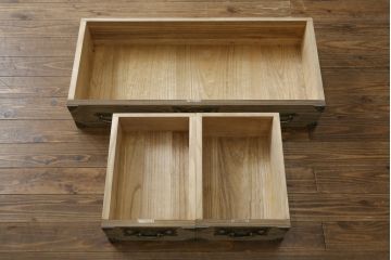 中古　最高級　会津桐使用　伝統工芸品　桐芸士　一條秀逸作　かねはち謹製　意匠の凝らした金具付きの総桐箪笥・下段(総桐たんす、和タンス、衣装箪笥、収納箪笥、サイドボード、引き出し、チェスト)(R-082230)