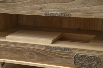 中古　最高級　会津桐使用　伝統工芸品　桐芸士　一條秀逸作　かねはち謹製　意匠の凝らした金具付きの総桐箪笥・下段(総桐たんす、和タンス、衣装箪笥、収納箪笥、サイドボード、引き出し、チェスト)(R-082230)