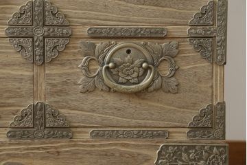 中古　最高級　会津桐使用　伝統工芸品　桐芸士　一條秀逸作　かねはち謹製　意匠の凝らした金具付きの総桐箪笥・下段(総桐たんす、和タンス、衣装箪笥、収納箪笥、サイドボード、引き出し、チェスト)(R-082230)