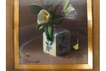 【真作】　渡辺三郎　「伊万里とわびすけ」　SM　絵画(油彩、油絵、花、花瓶、静物画、サイン入り、額装、外箱付)(R-082234)