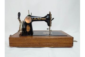 アンティーク　LEAD(リード)　LEAD SEWING MACHINE　上品な雰囲気のミシン(小型、卓上、ハンドクラフト、手工芸、漫画待針、MACHINE OIL、収納ケース付き)(R-082235)