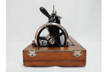 アンティーク　LEAD(リード)　LEAD SEWING MACHINE　上品な雰囲気のミシン(小型、卓上、ハンドクラフト、手工芸、漫画待針、MACHINE OIL、収納ケース付き)(R-082235)