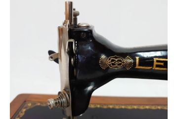 アンティーク　LEAD(リード)　LEAD SEWING MACHINE　上品な雰囲気のミシン(小型、卓上、ハンドクラフト、手工芸、漫画待針、MACHINE OIL、収納ケース付き)(R-082235)
