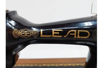 アンティーク　LEAD(リード)　LEAD SEWING MACHINE　上品な雰囲気のミシン(小型、卓上、ハンドクラフト、手工芸、漫画待針、MACHINE OIL、収納ケース付き)(R-082235)
