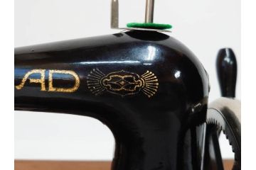 アンティーク　LEAD(リード)　LEAD SEWING MACHINE　上品な雰囲気のミシン(小型、卓上、ハンドクラフト、手工芸、漫画待針、MACHINE OIL、収納ケース付き)(R-082235)