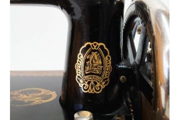 アンティーク　LEAD(リード)　LEAD SEWING MACHINE　上品な雰囲気のミシン(小型、卓上、ハンドクラフト、手工芸、漫画待針、MACHINE OIL、収納ケース付き)(R-082235)