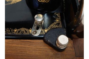 アンティーク　LEAD(リード)　LEAD SEWING MACHINE　上品な雰囲気のミシン(小型、卓上、ハンドクラフト、手工芸、漫画待針、MACHINE OIL、収納ケース付き)(R-082235)