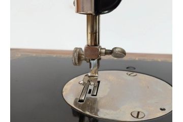 アンティーク　LEAD(リード)　LEAD SEWING MACHINE　上品な雰囲気のミシン(小型、卓上、ハンドクラフト、手工芸、漫画待針、MACHINE OIL、収納ケース付き)(R-082235)