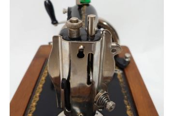 アンティーク　LEAD(リード)　LEAD SEWING MACHINE　上品な雰囲気のミシン(小型、卓上、ハンドクラフト、手工芸、漫画待針、MACHINE OIL、収納ケース付き)(R-082235)