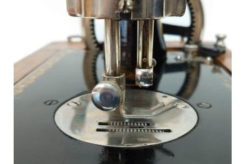 アンティーク　LEAD(リード)　LEAD SEWING MACHINE　上品な雰囲気のミシン(小型、卓上、ハンドクラフト、手工芸、漫画待針、MACHINE OIL、収納ケース付き)(R-082235)