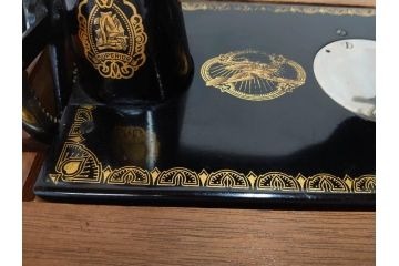アンティーク　LEAD(リード)　LEAD SEWING MACHINE　上品な雰囲気のミシン(小型、卓上、ハンドクラフト、手工芸、漫画待針、MACHINE OIL、収納ケース付き)(R-082235)