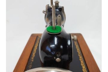 アンティーク　LEAD(リード)　LEAD SEWING MACHINE　上品な雰囲気のミシン(小型、卓上、ハンドクラフト、手工芸、漫画待針、MACHINE OIL、収納ケース付き)(R-082235)