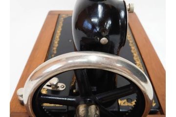 アンティーク　LEAD(リード)　LEAD SEWING MACHINE　上品な雰囲気のミシン(小型、卓上、ハンドクラフト、手工芸、漫画待針、MACHINE OIL、収納ケース付き)(R-082235)