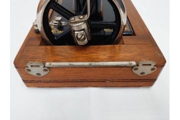 アンティーク　LEAD(リード)　LEAD SEWING MACHINE　上品な雰囲気のミシン(小型、卓上、ハンドクラフト、手工芸、漫画待針、MACHINE OIL、収納ケース付き)(R-082235)