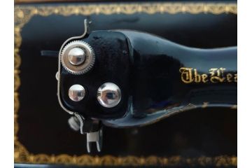 アンティーク　LEAD(リード)　LEAD SEWING MACHINE　上品な雰囲気のミシン(小型、卓上、ハンドクラフト、手工芸、漫画待針、MACHINE OIL、収納ケース付き)(R-082235)