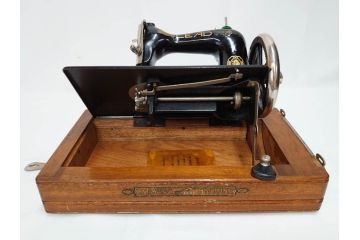 アンティーク　LEAD(リード)　LEAD SEWING MACHINE　上品な雰囲気のミシン(小型、卓上、ハンドクラフト、手工芸、漫画待針、MACHINE OIL、収納ケース付き)(R-082235)