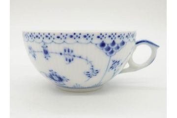 デンマーク　ROYAL COPENHAGEN(ロイヤルコペンハーゲン)　ブルーフルーテッド　ハーフレース　可憐な印象のティーカップ&ソーサー2客セット(洋食器、C&S、北欧)(R-082243)