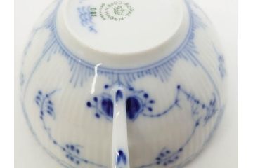 デンマーク　ROYAL COPENHAGEN(ロイヤルコペンハーゲン)　ブルーフルーテッド　ハーフレース　可憐な印象のティーカップ&ソーサー2客セット(洋食器、C&S、北欧)(R-082243)