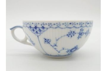デンマーク　ROYAL COPENHAGEN(ロイヤルコペンハーゲン)　ブルーフルーテッド　ハーフレース　可憐な印象のティーカップ&ソーサー2客セット(洋食器、C&S、北欧)(R-082243)