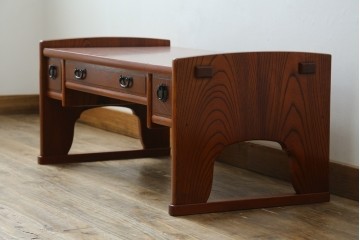 中古　美品　松本伝統　指物工芸家具　総欅(ケヤキ)材　漆塗り　落ち着いた雰囲気の上質な文机　定価約30万円　(R-082251)
