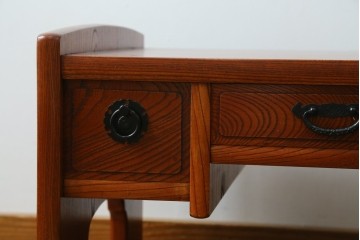 中古　美品　松本伝統　指物工芸家具　総欅(ケヤキ)材　漆塗り　落ち着いた雰囲気の上質な文机　定価約30万円　(R-082251)