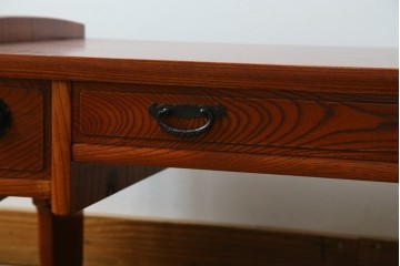 中古　美品　松本伝統　指物工芸家具　総欅(ケヤキ)材　漆塗り　落ち着いた雰囲気の上質な文机　定価約30万円　(R-082251)