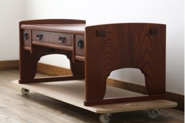 中古　美品　松本伝統　指物工芸家具　総欅(ケヤキ)材　漆塗り　落ち着いた雰囲気の上質な文机(両袖机、座机、ローテーブル、ワークデスク、在宅用、在宅ワーク用)(定価約30万円)(R-082251)