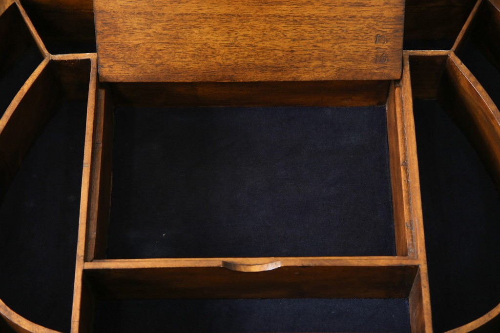 中古　美品　アメリカ高級家具メーカー　Jonathan Charles(ジョナサン　チャールズ)　アールヌーヴォーデザイン　アンティーク調　細部までこだわった作りのサイドテーブル型ドレッサー　定価約70万円　(R-082252)