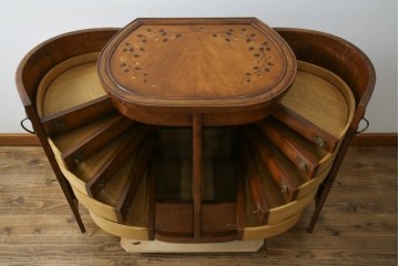 中古　美品　アメリカ高級家具メーカー　Jonathan Charles(ジョナサン　チャールズ)　アールヌーヴォーデザイン　アンティーク調　細部までこだわった作りのサイドテーブル型ドレッサー　定価約70万円　(R-082252)