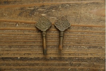 中古　美品　アメリカ高級家具メーカー　Jonathan Charles(ジョナサン　チャールズ)　アールヌーヴォーデザイン　アンティーク調　細部までこだわった作りのサイドテーブル型ドレッサー　定価約70万円　(R-082252)