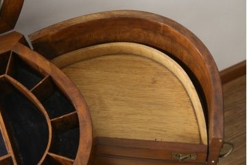 中古　美品　アメリカ高級家具メーカー　Jonathan Charles(ジョナサン　チャールズ)　アールヌーヴォーデザイン　アンティーク調　細部までこだわった作りのサイドテーブル型ドレッサー(サイドボード、鏡台、化粧台、ミラー)(定価約70万円)(R-082252)
