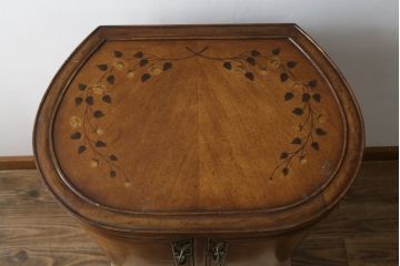中古　美品　アメリカ高級家具メーカー　Jonathan Charles(ジョナサン　チャールズ)　アールヌーヴォーデザイン　アンティーク調　細部までこだわった作りのサイドテーブル型ドレッサー(サイドボード、鏡台、化粧台、ミラー)(定価約70万円)(R-082252)