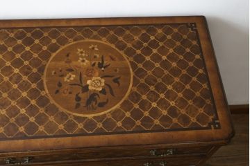 中古　美品　アメリカ高級家具メーカー　Jonathan Charles(ジョナサン　チャールズ)　Windsor Collection(ウィンザー コレクション)　フローラル　繊細なマーケットリーが美しいアンティーク調チェスト(サイドチェスト、引き出し、店舗什器、寄せ木細工)(定価約53万円)(R-082253)