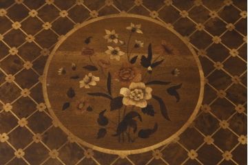 中古　美品　アメリカ高級家具メーカー　Jonathan Charles(ジョナサン　チャールズ)　Windsor Collection(ウィンザー コレクション)　フローラル　繊細なマーケットリーが美しいアンティーク調チェスト(サイドチェスト、引き出し、店舗什器、寄せ木細工)(定価約53万円)(R-082253)