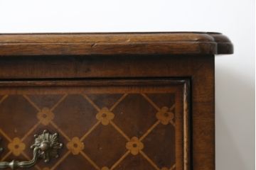 中古　美品　アメリカ高級家具メーカー　Jonathan Charles(ジョナサン　チャールズ)　Windsor Collection(ウィンザー コレクション)　フローラル　繊細なマーケットリーが美しいアンティーク調チェスト(サイドチェスト、引き出し、店舗什器、寄せ木細工)(定価約53万円)(R-082253)