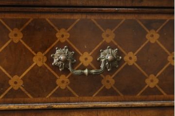 中古　美品　アメリカ高級家具メーカー　Jonathan Charles(ジョナサン　チャールズ)　Windsor Collection(ウィンザー コレクション)　フローラル　繊細なマーケットリーが美しいアンティーク調チェスト(サイドチェスト、引き出し、店舗什器、寄せ木細工)(定価約53万円)(R-082253)
