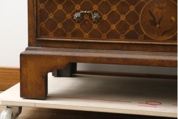 中古　美品　アメリカ高級家具メーカー　Jonathan Charles(ジョナサン　チャールズ)　Windsor Collection(ウィンザー コレクション)　フローラル　繊細なマーケットリーが美しいアンティーク調チェスト(サイドチェスト、引き出し、店舗什器、寄せ木細工)(定価約53万円)(R-082253)