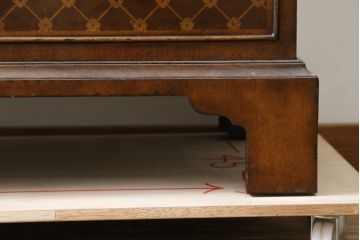 中古　美品　アメリカ高級家具メーカー　Jonathan Charles(ジョナサン　チャールズ)　Windsor Collection(ウィンザー コレクション)　フローラル　繊細なマーケットリーが美しいアンティーク調チェスト(サイドチェスト、引き出し、店舗什器、寄せ木細工)(定価約53万円)(R-082253)