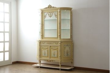 中古　美品　イタリア高級家具　ロココ調　Mario Colciago&Figli(マリオ・コルチャゴ)　Fratelli Origgi(フラテッリ・オリッジ)　圧迫感を抑えたRガラスの優しいデザインが魅力的なキャビネット(キュリオケース、ガラスケース、ショーケース、飾り棚、カップボード)(定価約200万円)(R-082254)