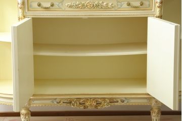 中古　美品　イタリア高級家具　ロココ調　Mario Colciago&Figli(マリオ・コルチャゴ)　Fratelli Origgi(フラテッリ・オリッジ)　圧迫感を抑えたRガラスの優しいデザインが魅力的なキャビネット(キュリオケース、ガラスケース、ショーケース、飾り棚、カップボード)(定価約200万円)(R-082254)