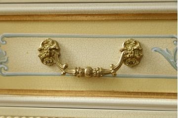 中古　美品　イタリア高級家具　ロココ調　Mario Colciago&Figli(マリオ・コルチャゴ)　Fratelli Origgi(フラテッリ・オリッジ)　圧迫感を抑えたRガラスの優しいデザインが魅力的なキャビネット(キュリオケース、ガラスケース、ショーケース、飾り棚、カップボード)(定価約200万円)(R-082254)