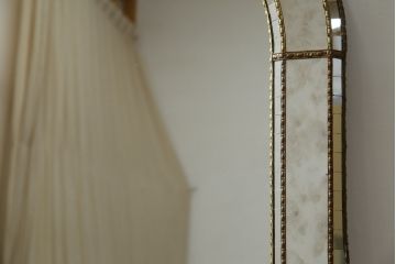 中古　美品　スペイン　高級輸入家具　モザイク装飾が美しい!!ベネチアンスタイルのアーチ型ウォールミラー(姿見、壁掛け鏡)(R-082257)