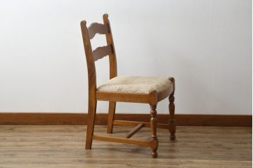 中古　横浜クラシック家具　ダニエル(Daniel)　凝った脚のデザインが魅力的なチェア(ダイニングチェア、アームレスチェア、椅子、イス)(定価約14万円)(R-082261)