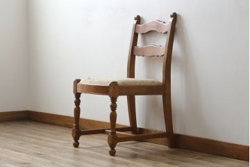 中古　横浜クラシック家具　ダニエル(Daniel)　凝った脚のデザインが魅力的なチェア(ダイニングチェア、アームレスチェア、椅子、イス)(定価約14万円)(R-082261)