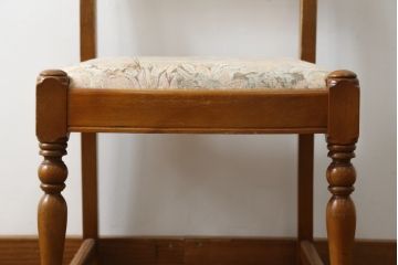 中古　横浜クラシック家具　ダニエル(Daniel)　凝った脚のデザインが魅力的なチェア(ダイニングチェア、アームレスチェア、椅子、イス)(定価約14万円)(R-082261)