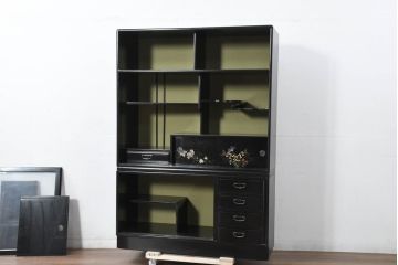 中古　超美品!!　輪島塗り　黒漆塗り　鮮やかな色合いの蒔絵入り茶箪笥(茶たんす、茶タンス、キャビネット、茶棚、飾り棚、収納棚、戸棚、店舗什器)(定価約200万円)(R-082276)